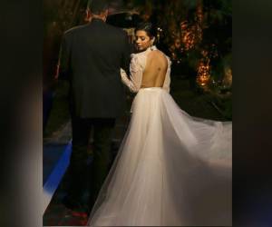 El vestido de novia utilizado por Ángela Aguilar para contraer matrimonio con Christian Nodal ha causado revuelo en las redes sociales, no solo porque algunos no les parece el adecuado, sino porque afirman pudo haber sido comprado a través de la plataforma Aliexpress.