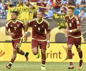 Rondón celebra con sus compañeros la anotación ante Uruguay.