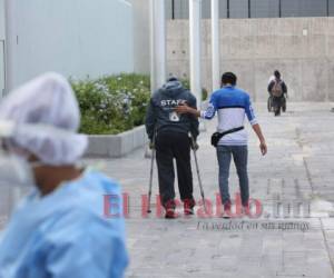 Cientos de pacientes llegan a los diversos puntos de triaje de la capital, la concurrida presencia de personas genera enormes filas. Foto David Romero| EL HERALDO