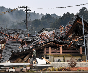 El fuerte sismo de magnitud 7,5 azotó la prefectura de Ishikawa, en la isla principal de Honshu, y provocó la destrucción de miles de edificios, el bloqueo de los caminos, desatando además un devastador incendio y una alerta de tsunami, con olas de más de un metro.