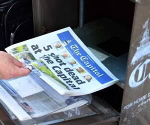 La Gaceta de la Capital del 29 de junio de 2018, se ve en una caja expendedora de periódicos en Annapolis, Maryland. Foto AFP