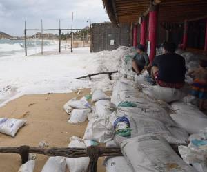 El huracán Hilary, convertido un potente fenómeno categoría 4, se mueve hacia el noroeste de México y se espera que se aproxime a la península de Baja California durante el fin de semana y se empiece a debilitar el sábado. Las personas que viven en este sector del país ya comenzaron a sentir los embates de los fuertes vientos y las lluvias.