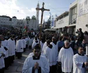 Las fanfarrias de los boy scouts escoltan la procesión, al son de las gaitas y tambores, hasta la basílica de la Natividad. foto: AFP