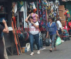 Para los expertos, las mujeres son víctimas de discriminación, ya que en muchos casos están mejor preparadas pero reciben un menor salario que los hombres. Foto: EL HERALDO.