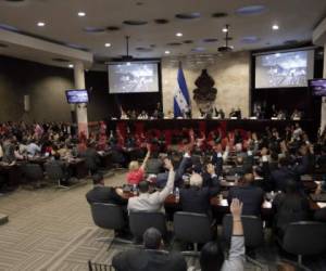 Los diputados de los distintos partidos siguen sosteniendo encuentros y cabildeos dentro y fuera del CN para llegar a acuerdos. Foto EL HERALDO