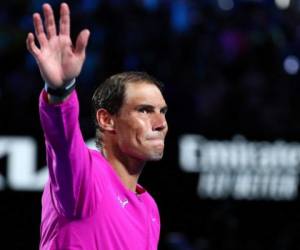 Rafael Nadal saluda al ganar la final del Abierto de Australia ante Daniil Medvedev, el domingo 30 de enero de 2022. Foto AFP