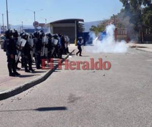 El bulevar Suyapa permaneció cerrado por al menos veinte minutos hasta que llegó el Comando Cobra para poder desalojar a los manifestantes. Foto: Estalin Irías / EL HERALDO