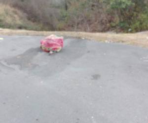 El cuerpo fue dejado a un lado de la carretera.