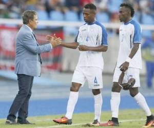 Jorge Luis Pinto felicitó a cada uno de sus jugadores al final del partido.