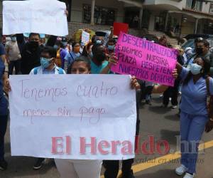 Un grupo de trabajadores de primera línea protestó ayer frente a Casa Presidencial para exigir que les cumplan sus derechos.