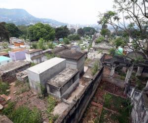 El cementerio tiene una área de 40 manzanas con numerosos mausoleos construidos en forma de pilas, castillos, iglesias, fortalezas y murallas.