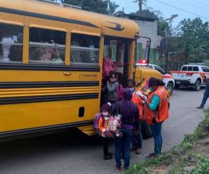 Imágenes divulgadas por las autoridades mostraron el momento en que los pobladores, entre ellos niños y ancianos, abordaban autobuses de ingenios azucareros rumbo a albergues de la ciudad vecina de Santa Lucía Cotzumalguapa.