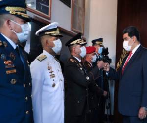 La oficina de prensa del palacio presidencial de Miraflores muestra al presidente venezolano Nicolás Maduro (d) chocando puños con oficiales del ejército durante el acto oficial de Graduación Conjunta al Grado de Tenientes y Tenientes de Corbeta en las Categorías de Mando, Técnicos y Tropas, y Pase a la Reserva Activa de Promociones Graduado en 1988 en Fuerte Tiuna en Caracas el 7 de julio de 2021. Foto: Agencia AFP.