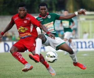 Acción del partido en SPS entre Rojos y Verdolagas. Franco Güity y John Suazo en la foto.