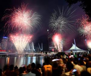 Una multitud disfruta un espectáculo de fuegos artificiales durante las celebraciones de Nochevieja en Brisbane, Australia, el martes 31 de diciembre de 2019. (Dan Peled /Imagen de AAP vía AP)