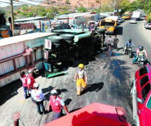 Dos muertos, cuatro heridos y pérdidas materiales dejó el accidente protagonizado por un furgón la carretera del sur.