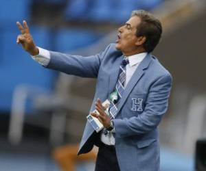 Jorge Luis Pinto brinda instrucciones durante el juego ante Portugal (Foto: Juan Salgado)