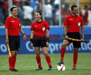 A pesar de la presión en el clásico entre Olimpia y Motagua, la jueza Melissa Pastrana mostró mucha seguridad en este partido. Foto: Johny Magallanes