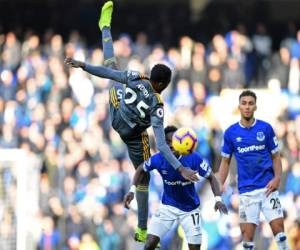 El centrocampista nigeriano de Leicester City, Wilfred Ndidi compite con el centrocampista senegalés de Everton, Idrissa Gueye, durante el partido de fútbol de la Premier League inglesa entre Everton y Leicester City en Goodison Park en Liverpool.