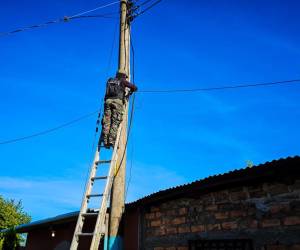 Agentes de la Policía Militar del Orden Público (PMOP), desmantelaron las antenas que estaban colocadas en postes del tendido eléctrico.