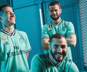 Lucas, Nacho Fernández y Karim Benzema presumen en esta fotografía la nueva camiseta del Real Madrid. (Foto: @realmadrid)