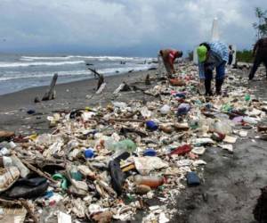 En varias ocasiones las cuadrillas de limpieza han retirado toneladas de desechos que provienen desde Guatemala, sin que el vecino país tome acciones de solución.