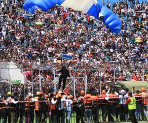 A las 12:30 del mediodía empezó el show de paracaídas. 14 hombres y una mujer se lanzaron de más de 5,000 pies de altura.