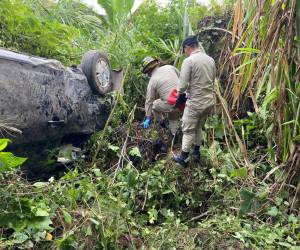 El carro rodó por el abismo de unos 20 metros de altura. La mujer falleció en el lugar.