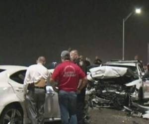 Rivas se hallaba dentro de la patrulla cuando otro vehículo, que sí era conducido por una persona ebria que iba en sentido contrario, impactó violentamente contra él. Foto: Univisión.