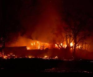 Un voraz incendio forestal en Malibú, California, ha provocado evacuaciones, cierre de calles y escuelas en la comunidad de Franklin. Decenas de bomberos luchan para sofocar las llamas.