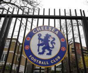 El logo del Chelsea en su estadio Stamford Bridge, el viernes 13 de marzo de 2020, el 13 de marzo. (AP Foto/Kirsty Wigglesworth)