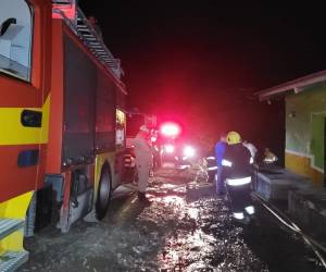 El incendio sorprendió a los vecinos del sector la madrugada de este domingo.