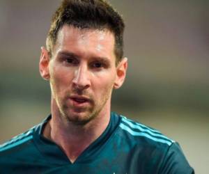 “Llego después de 15 horas de vuelo y me encuentro ahí a uno de Hacienda… Es una locura”, dijo Messi a su arribo a Barcelona. Foto: AFP