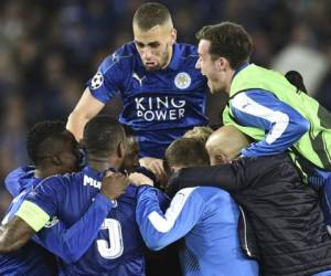 La victoria permite el equipo inglés, vigente campeón liguero, meterse en los cuartos de final de la Liga de Campeones por primera vez en su historia. Foto: AFP