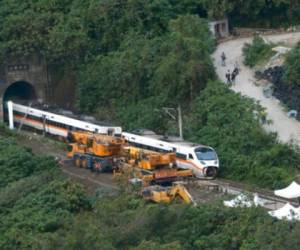 Los viajes por tren son comunes en el Feriado de Limpieza de Tumbas, cuando las familias regresan a sus lugares de origen a visitar a sus difuntos. FOTO: AP