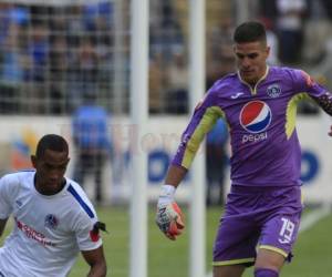 Jonathán Rougier en acción de Jerry Bengtson de Olimpia durante la final de Liga Nacional en Honduras. Foto: El Heraldo.