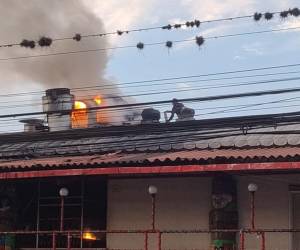 La tarde de este sábado 28 de diciembre, un incendio en el reconocido restaurante “El Patio”, ubicado en el bulevar Morazán de Tegucigalpa, obligó a la evacuación inmediata de clientes, empleados y músicos presentes en el lugar.