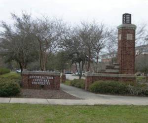 Fachada del edificio de Southeastern Louisiana University en Hammond donde ocurrió el tiroteo este viernes.