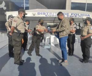 Momento en que Joel Eduardo Padilla Flores recibe el reconocimiento de la Policía de Quito, Ecuador.