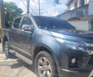 El vehículo, tipo pick-up color gris, tiene al menos tres disparos en el vidrio frontal y otros dos orificios en la puerta del pasajero.