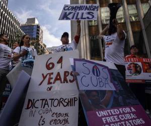 La justicia cubana acusa a dos mujeres y un hombre por lanzar bombas caseras y difundir “propaganda enemiga”.