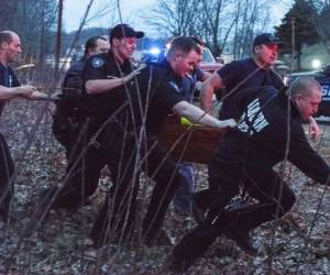 Los chicos estaban jugando en un parque en Auburn, Maine cuando uno de ellos cayó al río Androscoggin a eso de las 7:10 de la noche. Aquí cuando rescataron al menor. (Foto: AP)