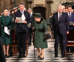 La reina Isabel llegó del brazo de su hijo Andrés y utilizando un bastón.