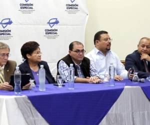 German Leitzelar, Vilma Morales, Alberto Solórzano, Omar Rivera, Julián Pacheco Tinoco y Carlos Hernández al lanzar la plataforma Honduras Denuncia para denunciar a los policías corruptos.