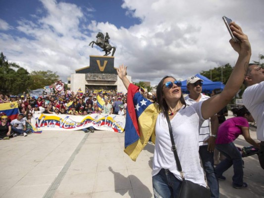 El líder de la oposición venezolana, Juan Guaido, se declaró a sí mismo presidente interino el miércoles, mientras que cientos de miles de venezolanos salieron a las calles para exigir el fin del gobierno de Nicolás Maduro. / AFP / afp / Erika SANTELICES.