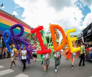 Decenas de miles de personas marcharon por el Orgullo Gay en Nueva York. Foto AFP