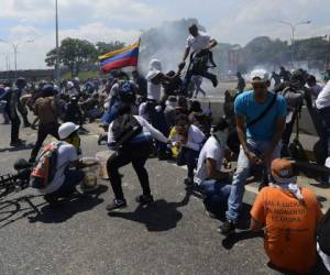 Manifestaciones en las calles de Venezuela es lo que dejó el llamado de Guaidó para liberar la nación en busca de la salida de Maduro del poder. (AFP)