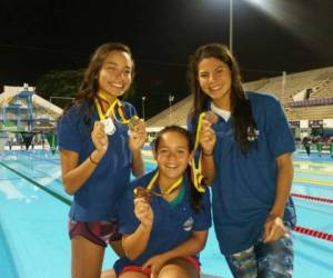 Angie, Mariel y Sara posan en Cali con las medallas conquistadas. (Foto cortesía para EL HERALDO)