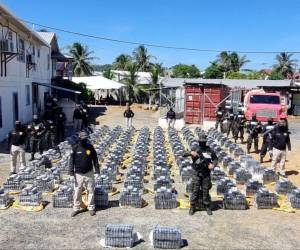 El cargamento de cocaína decomisado en Roatán y los detenidos fueron trasladados vía aérea a Tegucigalpa.