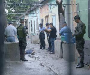 Una de las víctimas quedó tendida en el patio de una cuartería donde fue alcanzado por la ráfaga de balas.